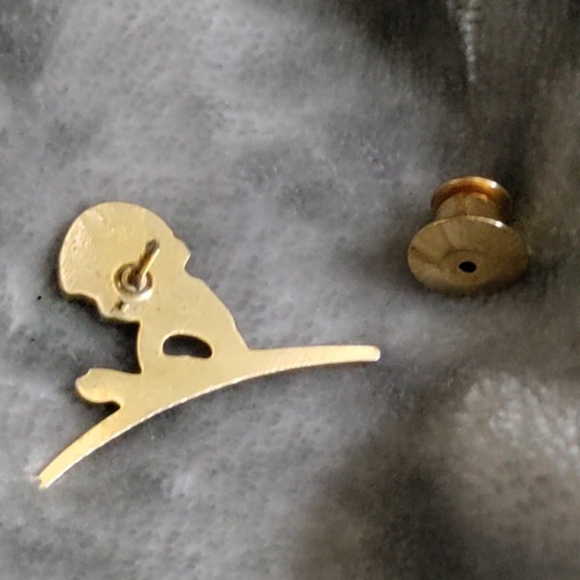 Vtg Praying Child Lapel pin - Picture 3 of 3
